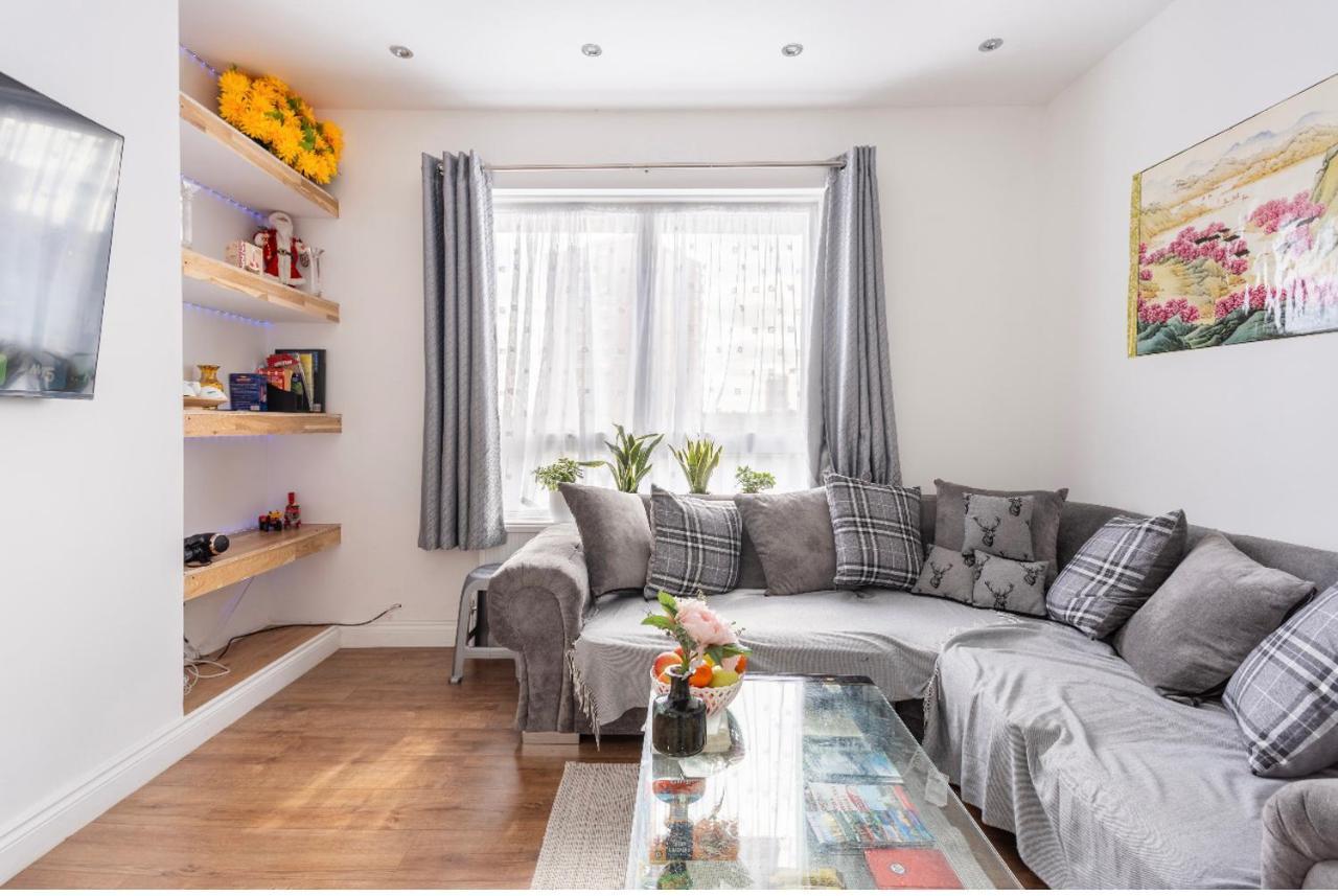 Fresh Apartment & Parking Londra Esterno foto